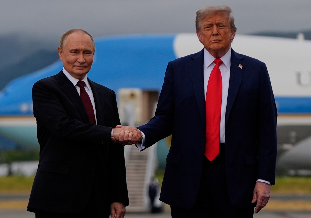 Con alfombra roja: así recibió Donald Trump a Vladimir Putin para cumbre bilateral en Alaska