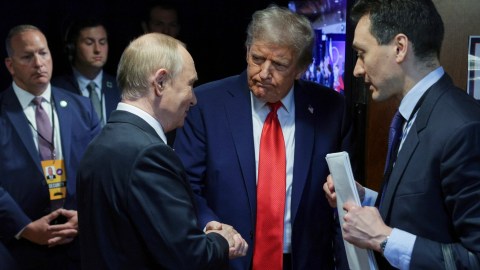 Turistas hallan documentos confidenciales en hotel cercano a cumbre Trump-Putin en Alaska