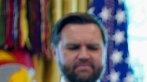El presidente estadounidense, Donald Trump, firma una orden ejecutiva en la Oficina Oval de la Casa Blanca en Washington, D.C., EE. UU., el 25 de agosto de 2025.