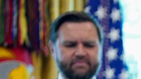 El presidente estadounidense, Donald Trump, firma una orden ejecutiva en la Oficina Oval de la Casa Blanca en Washington, D.C., EE. UU., el 25 de agosto de 2025.