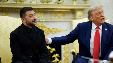 El presidente de Estados Unidos, Donald J. Trump (d), se reúne con el presidente ucraniano, Volodymyr Zelensky, en la Oficina Oval de la Casa Blanca, en Washington, D.C., EE. UU., el 18 de agosto de 2025.