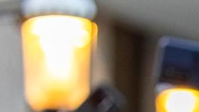 Kilmar Abrego García (centro), con su esposa Jennifer Vásquez Sura (izquierda), pronuncia un discurso durante un mitin antes de presentarse en la oficina local de ICE en Baltimore, Maryland, EE. UU., el 25 de agosto de 2025.