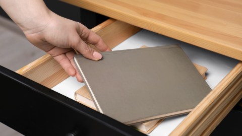 El escritorio cuenta con cajones de diferentes tamaños, incluyendo un archivero.