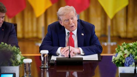 El presidente de Estados Unidos, Donald J. Trump, habla durante una reunión multilateral con líderes europeos en la Sala Este de la Casa Blanca en Washington, D.C., EE. UU., el 18 de agosto de 2025.