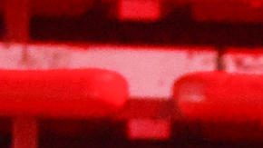 Hinchas se enfrentan en una tribuna este miércoles, en un partido de los octavos de final de la Copa Sudamericana entre Independiente y Universidad de Chile en el estadio Libertadores de América en Avellaneda.