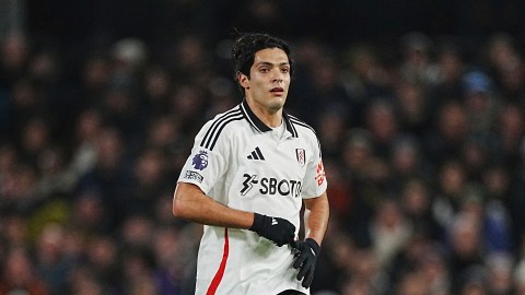 Raúl Jiménez durante un partido de Premier League con el Fulham.
