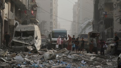 Lo que ofrecería Trump a los palestinos para que abandonen Gaza: $5,000 dólares, subsidio para alquiler y alimentos