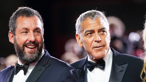 Sin embargo, Clooney llegó horas más tarde a la alfombra roja y para el estreno mundial de su cinta.