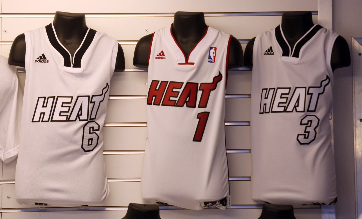 Exempleado de Miami Heat se declaró culpable de robar al menos 400 camisetas usadas
