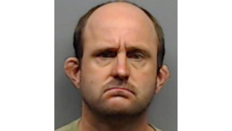 Foto policial de Wesley Worl, arrestado en Texas por ponerse un pañal y decirle a niñas que lo cambiaran, según la policía.