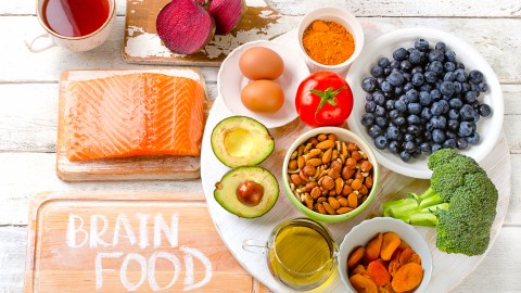 Las investigaciones científicas han demostrado que algunos alimentos tienen la capacidad de revertir daños celulares en el cerebro.