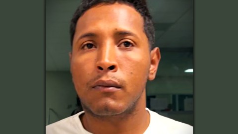 En esta foto de ICE, Leonel Arquímedes Bustamante-Sánchez, de 27 años, presunto miembro del Tren de Aragua.
