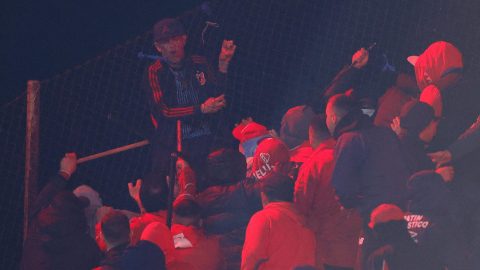 Hinchas se enfrentan este miércoles, en un partido de los octavos de final de la Copa Sudamericana entre Independiente y Universidad de Chile.