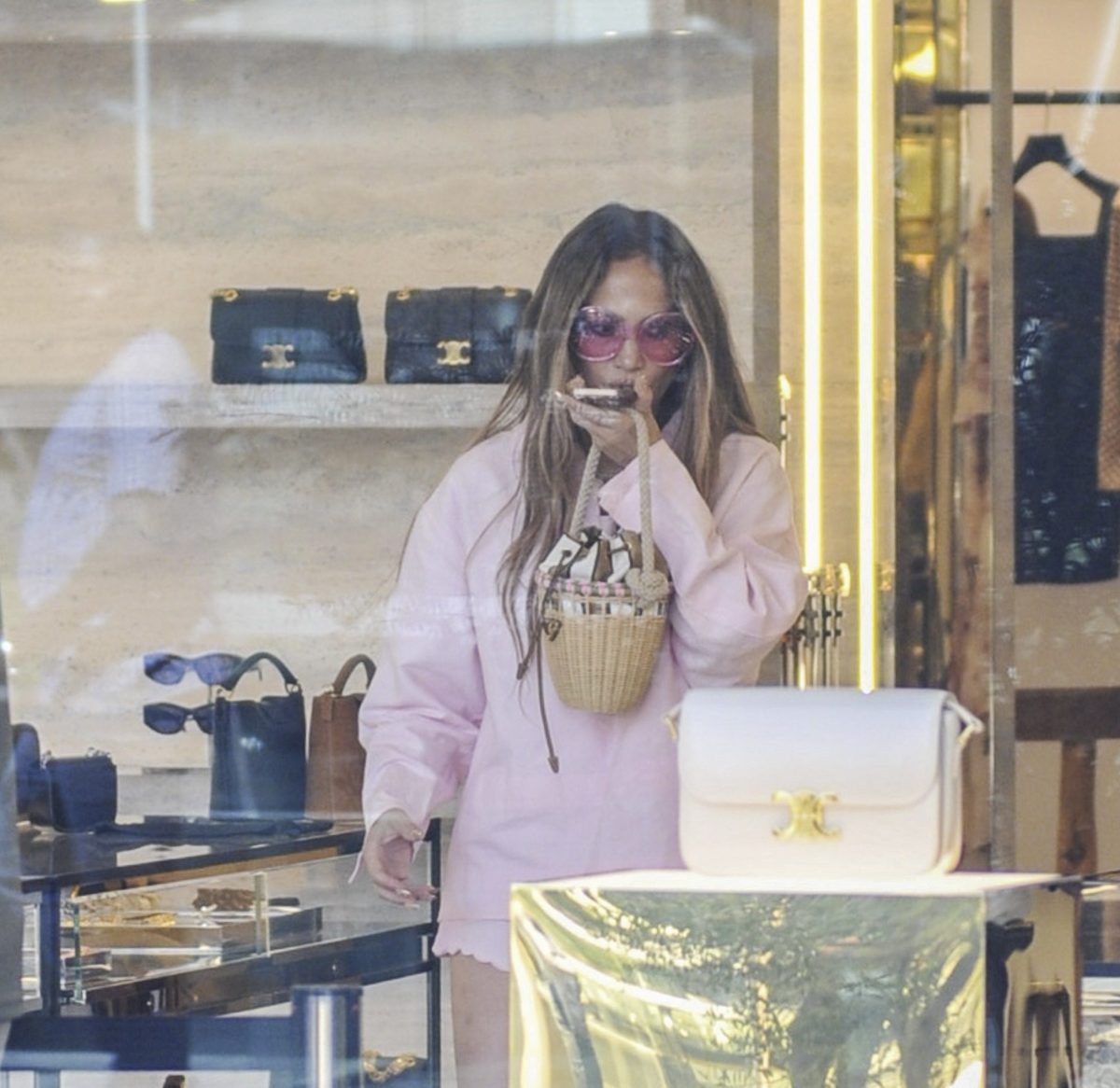 ¿A Jennifer López le negaron la entrada a una tienda de Chanel por no reconocerla?