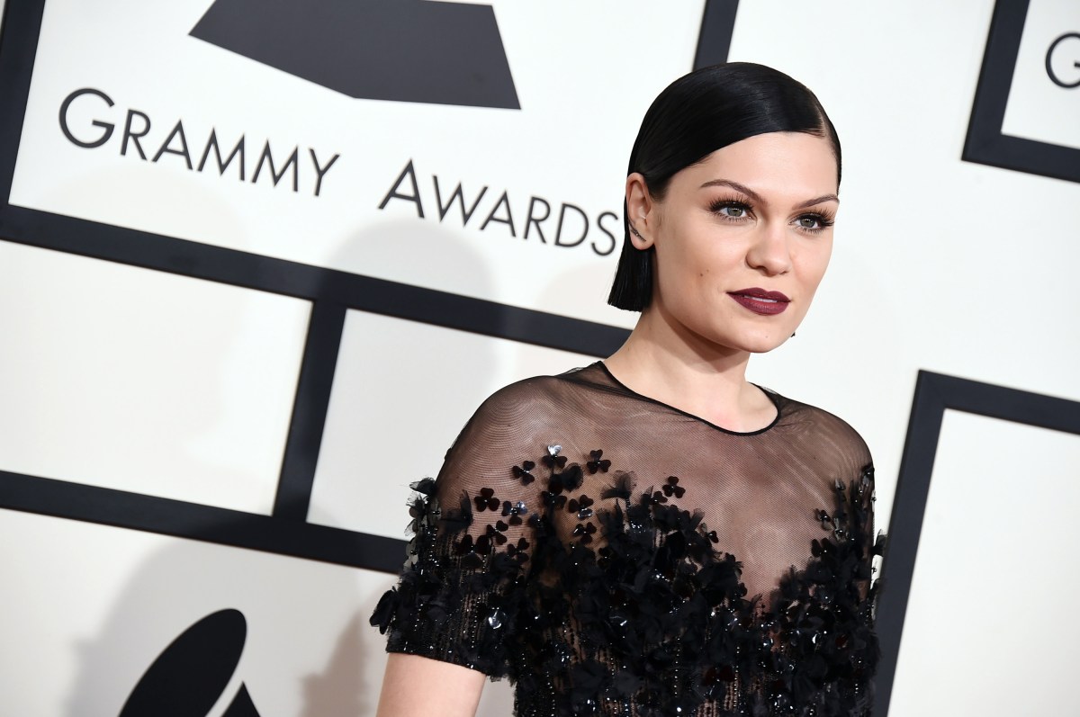 Jessie J revela que su cabello se está cayendo tras cirugía de cáncer de mama
