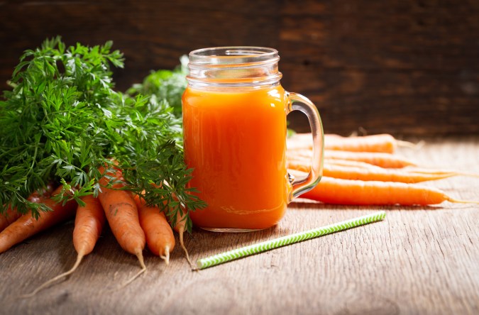 El jugo de zanahorias es rico en nutrientes que previenen el envejecimiento prematuro.