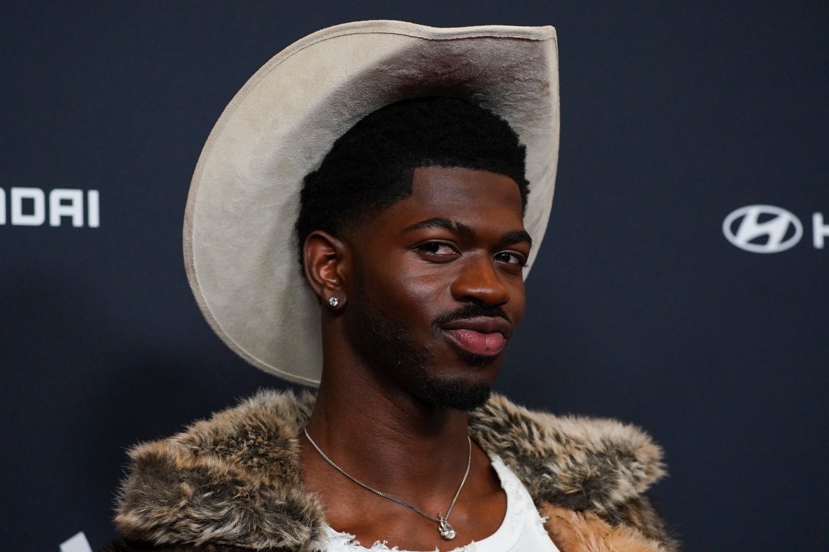 Lil Nas X es hospitalizado tras caminar en ropa interior por Los Ángeles