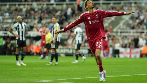 Hugo Ekitike celebra tras encajarle un gol al Newcastle.