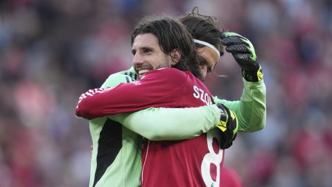 Dominik Szoboszlai celebra junto al arquero Allison tras la victoria del Liverpool