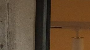 El nuevo fichaje del AC Milán, el croata Luka Modric, saluda a los aficionados con una camiseta del equipo desde la tienda oficial del club "rossonero" en Milán.