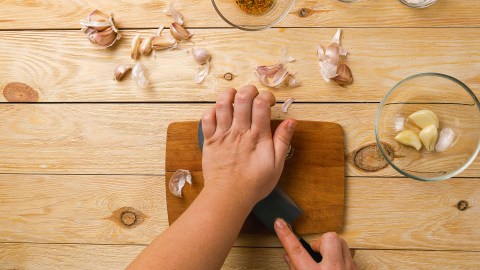 Aprende a pelar ajo como un profesional con estos trucos de chefs.
