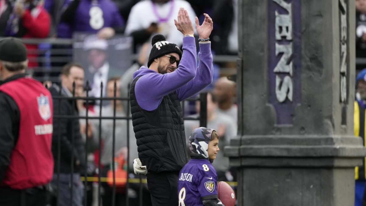 "¡Vamos a hacerlo!": Michael Phelps acepta entrenar a jugadores de los Baltimore Ravens en natación