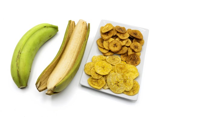 El plátano verde tiene altos niveles de fibra, que mejoran la salud intestinal.