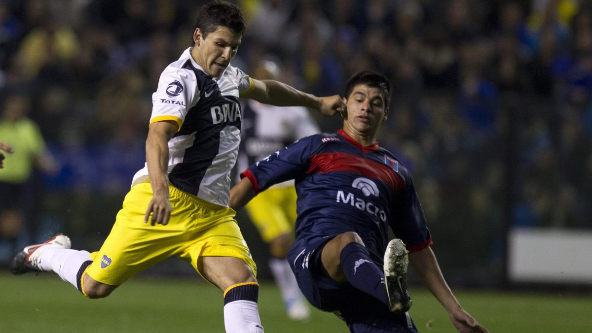 Futbolista argentino regresó de retiro de tres años para ser expulsado tras solo ocho minutos en cancha
