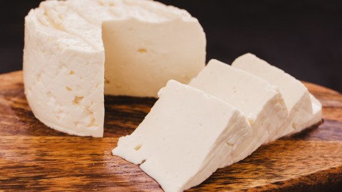 El retiro afecta a 5,431 libras de queso por riesgo de listeria.
