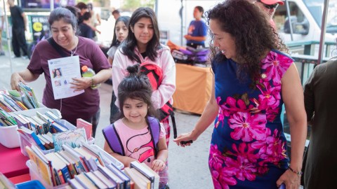 La concejal Alexa Avilés auspició la semana pasada un evento de entrega de mochilas y libros, en preparación al próximo regreso a clases.