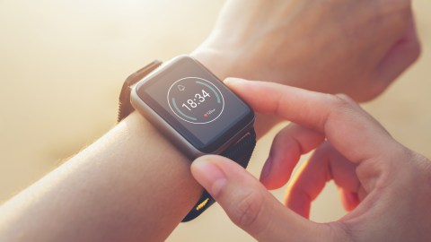 El reloj cuenta con una pantalla táctil completa de 1.85 pulgadas, con resolución de 240x280 píxeles y brillo ajustable.