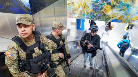Desde 2024 la Guardia Nacional ha vigilado estaciones del transporte neoyorquino por órdenes del gobierno estatal.