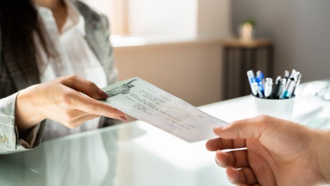 seguro-social-cheques-en-papel-beneficiarios