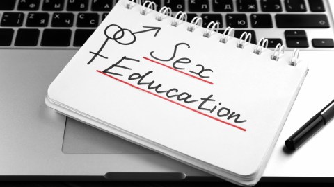 Cómpreles libros sobre educación sexual, siempre de acuerdo con la edad, para que comprendan los límites entre lo bueno y lo malo