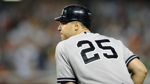 Mark Teixeira durante un encuentro entre los New York Yankees y los Baltimore Orioles en 2012.
