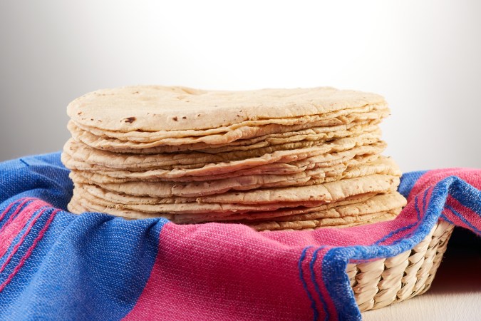 El plátano verde es un excelente sustituto del maíz, así que puedes usarlo para preparar tortillas o arepas.