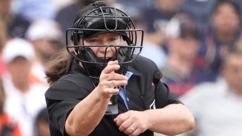 Jen Pawol durante el juego de spring training entre los Miami Marlins y los Houston Astros.