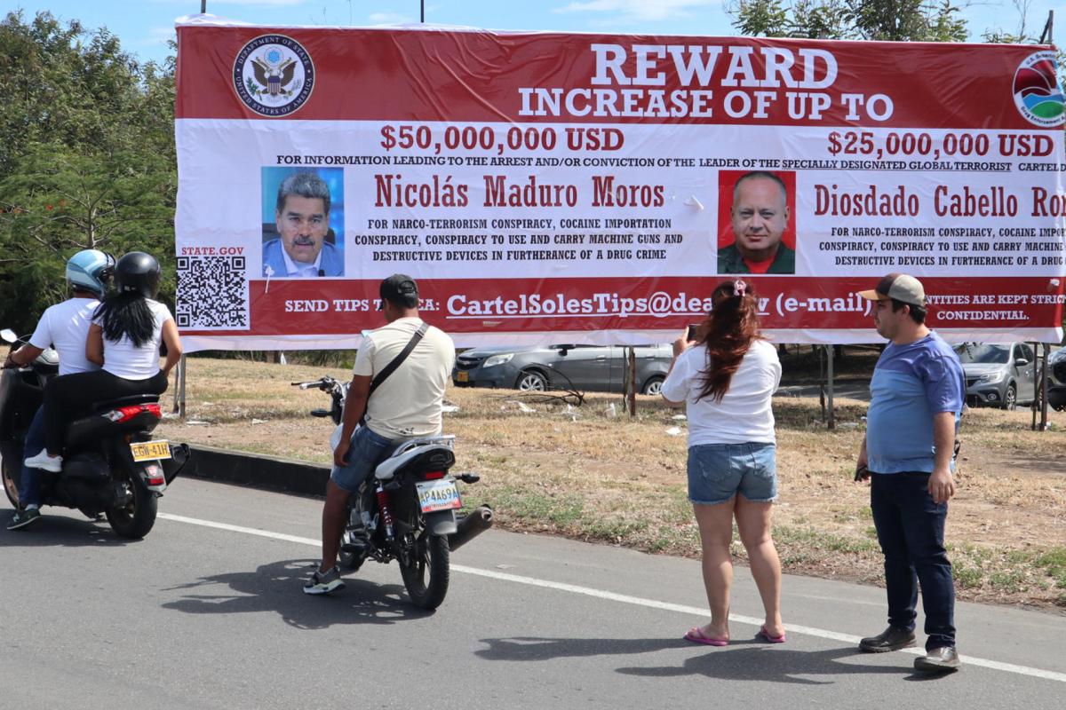 Instalan en Colombia valla con recompensa de EE.UU. por Maduro y Diosdado Cabello