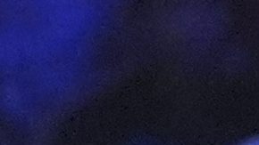 La jugadora de las Dallas Wings Diamond Miller dribla ante la jugadora de la New York Liberty Rebekah Gardner (i) en un partido de la WNBA.