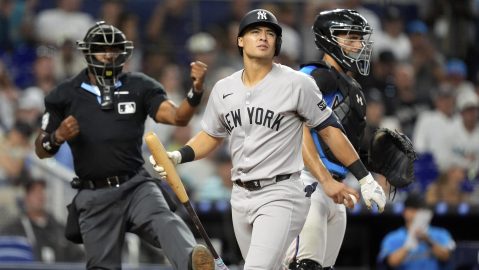 Anthony Volpe luego de ser ponchado este domingo en el encuentro entre los Yankees y los Marlins.