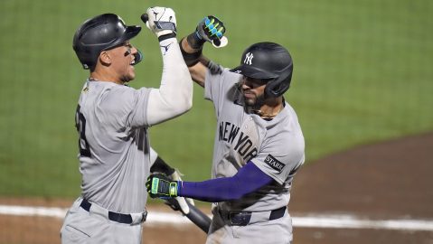 José Caballero (d) celebra su jonrón con Aaron Judge.