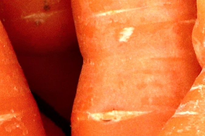 El jugo de zanahorias se hace sin retirar la cáscara, ya que está llena de nutrientes.