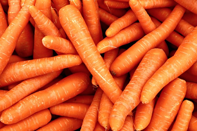 El jugo de zanahorias se hace sin retirar la cáscara, ya que está llena de nutrientes.