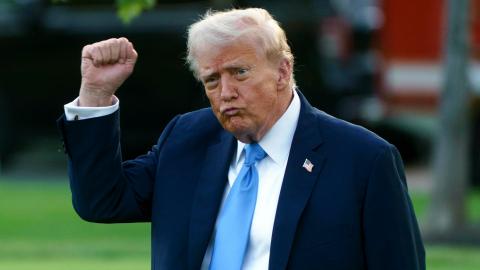 El presidente de Estados Unidos, Donald Trump, hace un gesto antes de embarcar en el Marine One en la Casa Blanca, Washington, D.C., EE. UU., el 22 de septiembre de 2025.