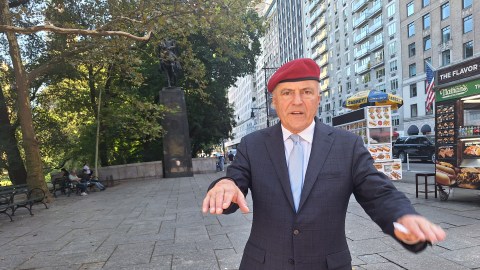 El fundador de los 'Angeles Guardianes' reitera que se mantendrá en la carrera pese a los rumores que se retiraría.