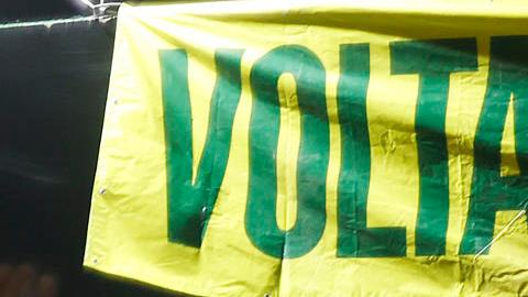 Simpatizantes del expresidente de Brasil Jair Bolsonaro participan en una vigilia de oración en apoyo al exmandatario este jueves, en Brasilia (Brasil).