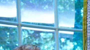 El presidente de Estados Unidos, Donald Trump (d), firma órdenes ejecutivas en presencia del vicepresidente estadounidense, J. D. Vance (c), y el secretario del Tesoro estadounidense, Scott Bessent (i), en la Oficina Oval de la Casa Blanca, en Washington, D.C., EE. UU., el 25 de septiembre de 2025.