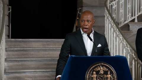 El mandatario municipal apelará la decisión de una jueza de Manhattan de no permitir operaciones de la agencia federal en la cárcel más grande de NY.