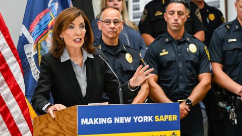 La Gobernadora Kathy Hochul