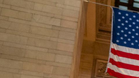 Personas esperan con maletas en el Grand Central Terminal este sábado este sábado, en Nueva York (Estados Unidos).